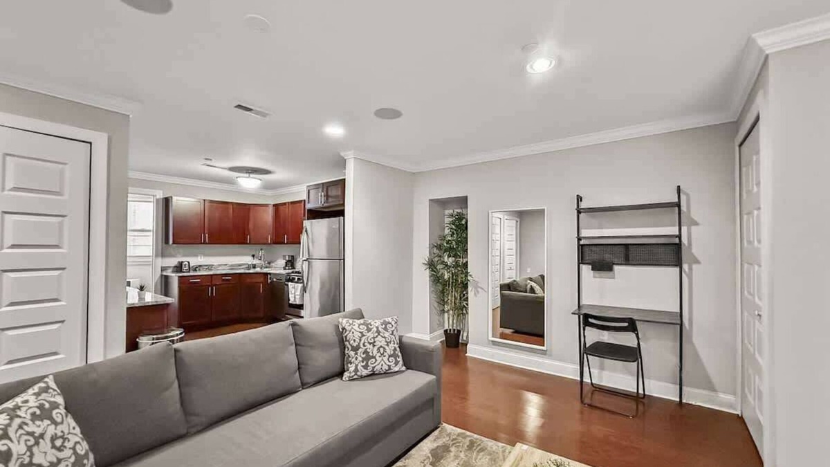 Southwark Apartment | Bright and Airy 1BD in the Heart of Philly
