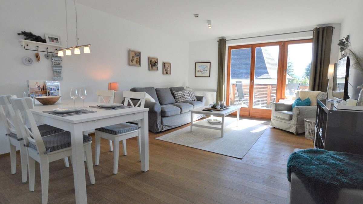 Hinterthal Apartment | Bright and tidy house with south-west balcony