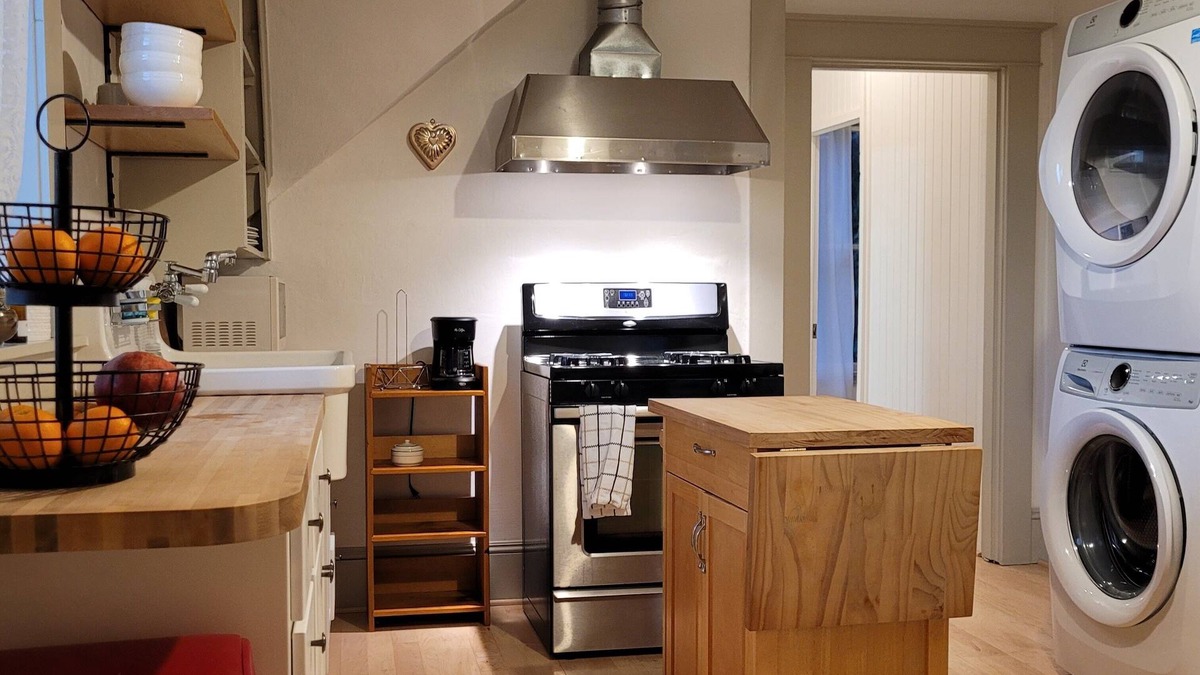 Overlook House | Bright and Beautiful Overlook Apartment