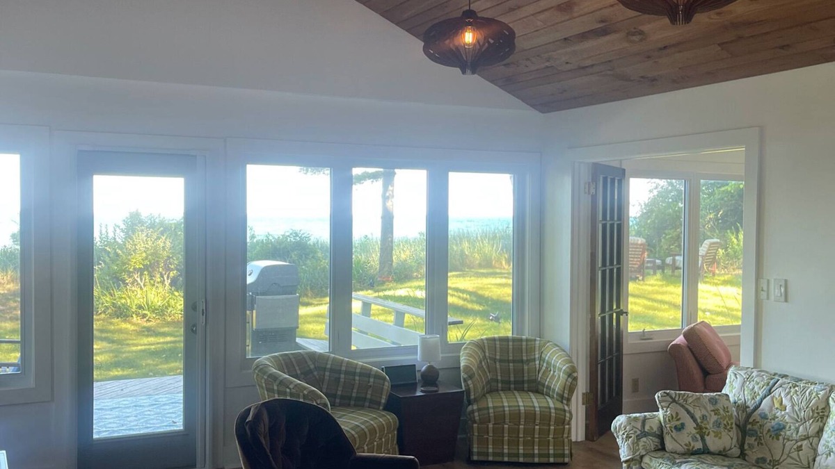Hingham Cottage | Bright and Cheerful Lake Front Beach Cottage