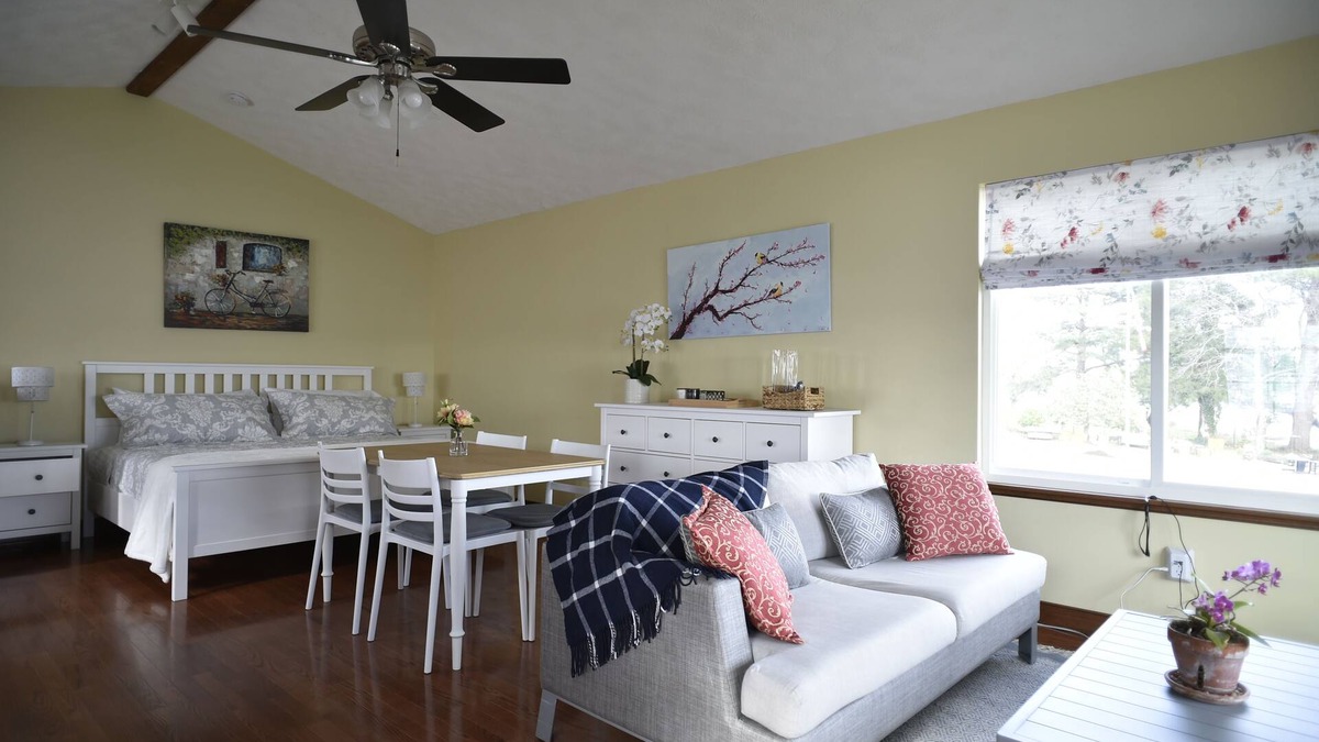 Reedville Cottage | Bright and Cheery Cottage with Endless Water Views
