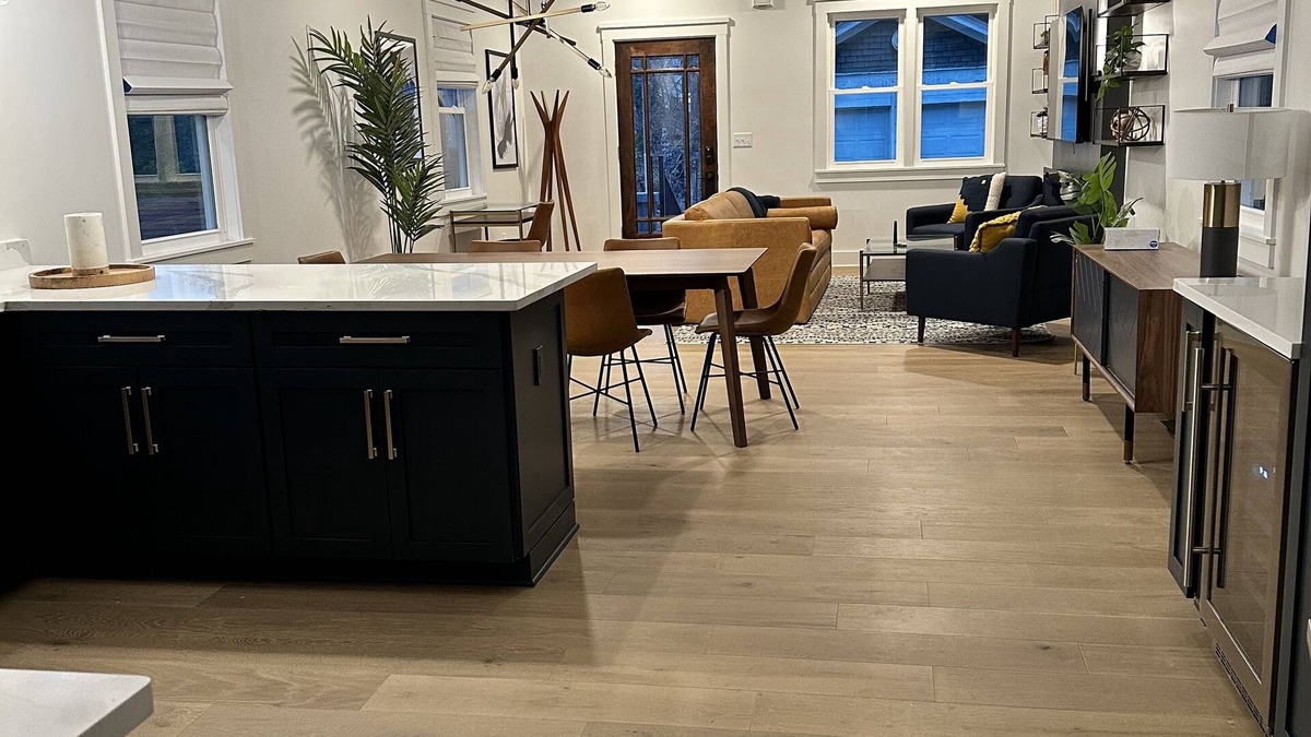 Hyde Park House | Bright and clean home within a quick walk to Hyde Park Square