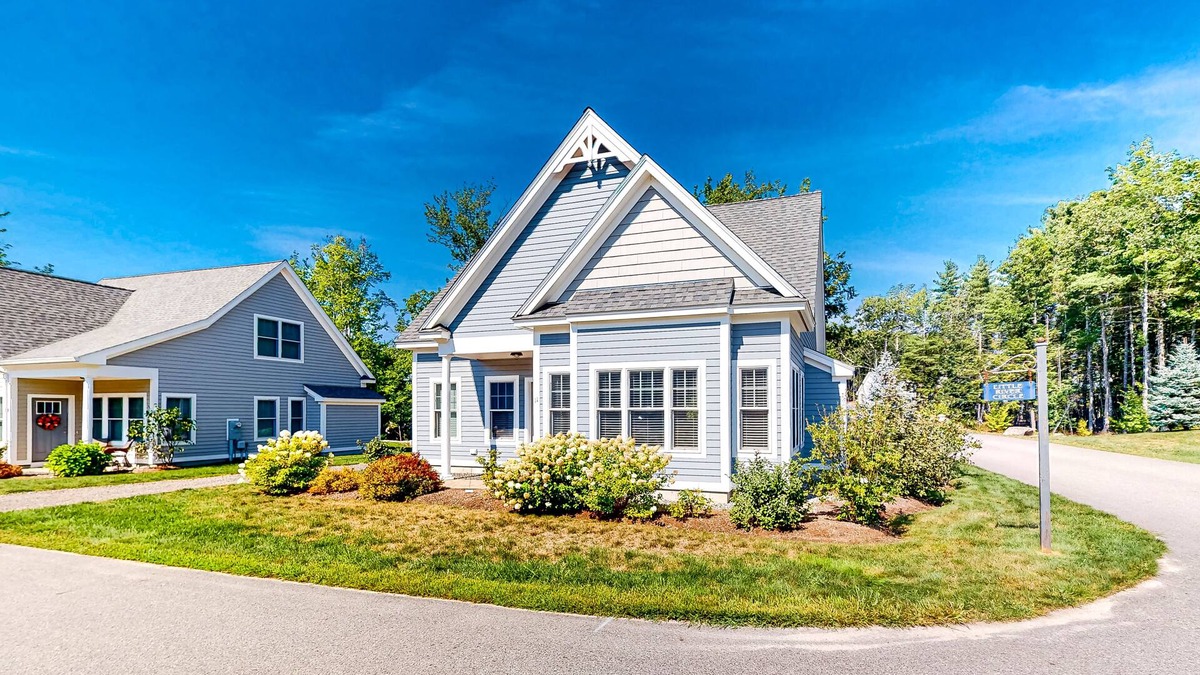 Arundel House | Bright and comfortable 2-level home near the beach w/shared pool, WiFi