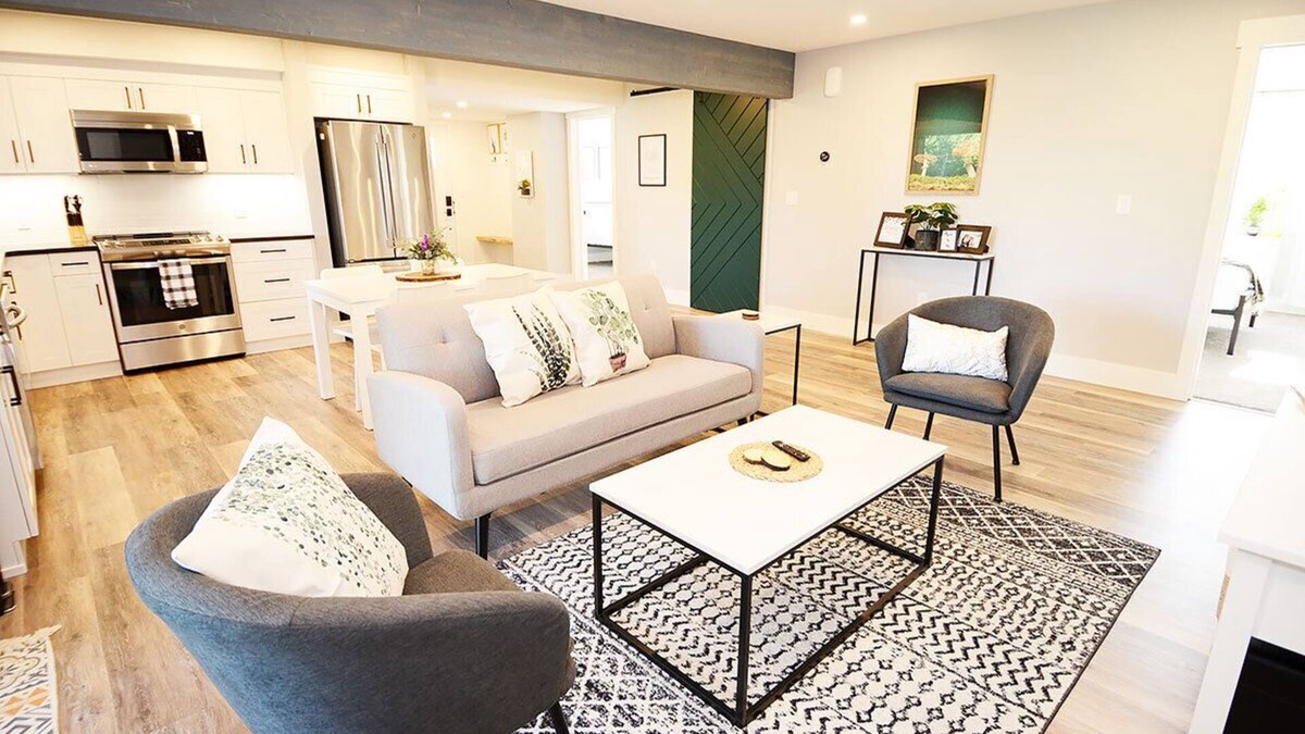 Pincher Creek House | Bright and Comfy , Brand New Lower Level Walkout