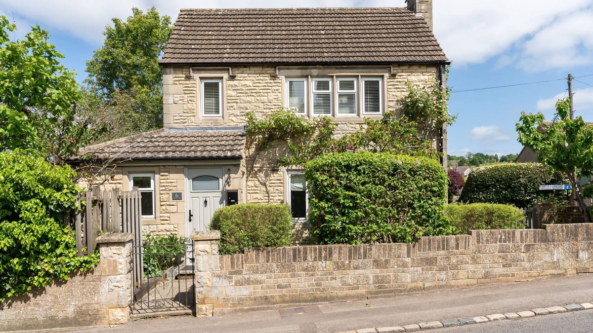 Avening Cottage | Bright and cosy two bedroom holiday cottage with wood burning stove - Hillcrest Cottage