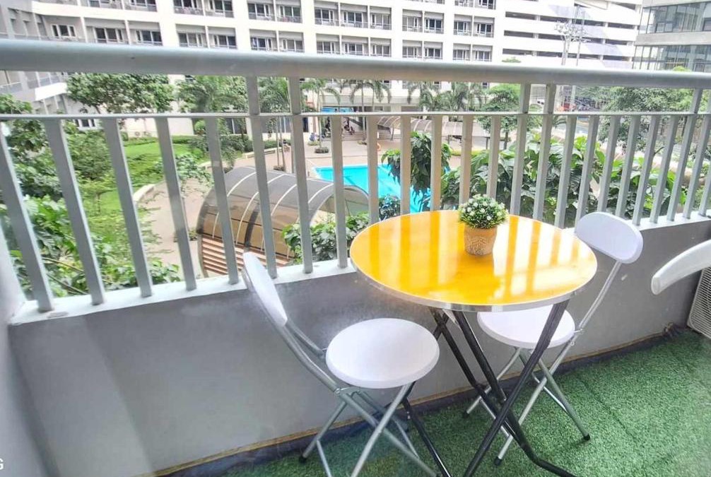 Ususan Apartment | Bright and Cozy 1 Bedroom with Balcony Pool View and WiFi in Grace Residences