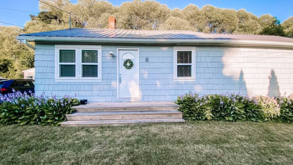 Montague House | Bright and cozy 2-Bed Home in Montague with Fenced Yard, BBQ, and Fire Pit