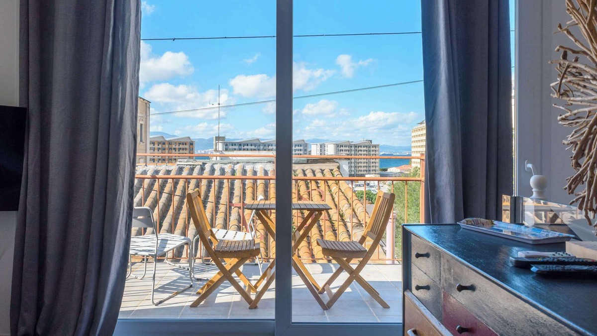 Gibraltar Apartment | Bright and Lovely 1BR Penthouse in King Street