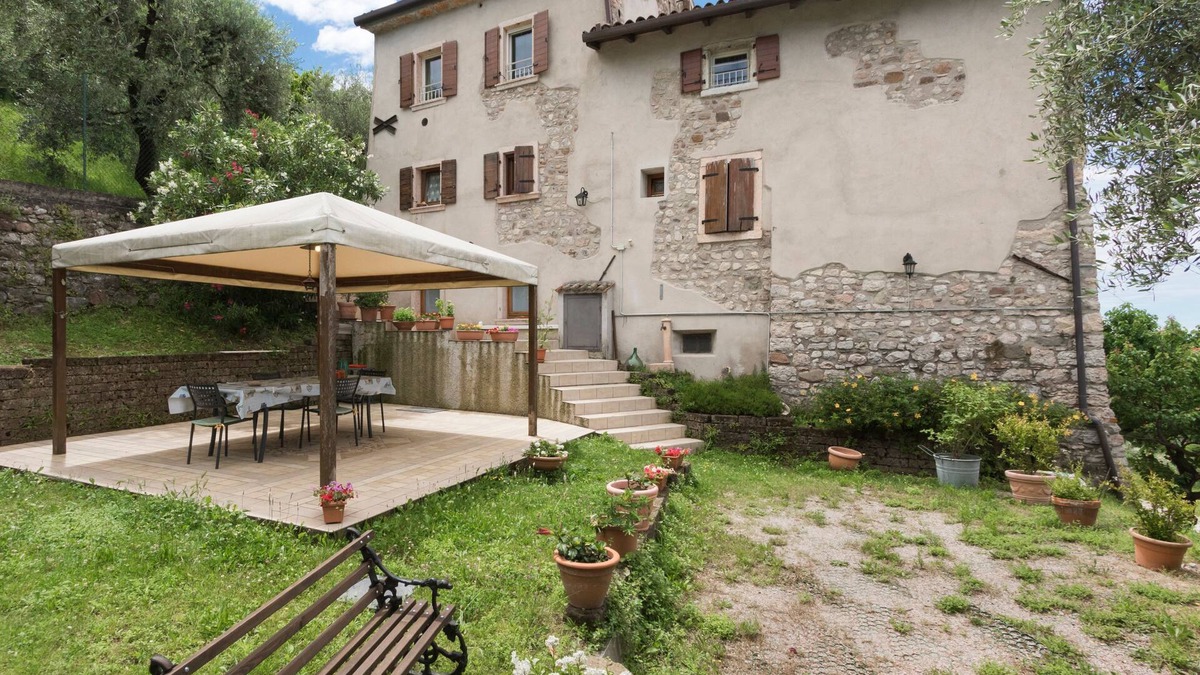 Albisano Apartment | Bright and Modern Holiday Apartment "Casa Silvia"
