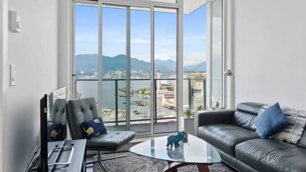 Downtown Eastside Apartment | Bright and Modern One Bed Penthouse