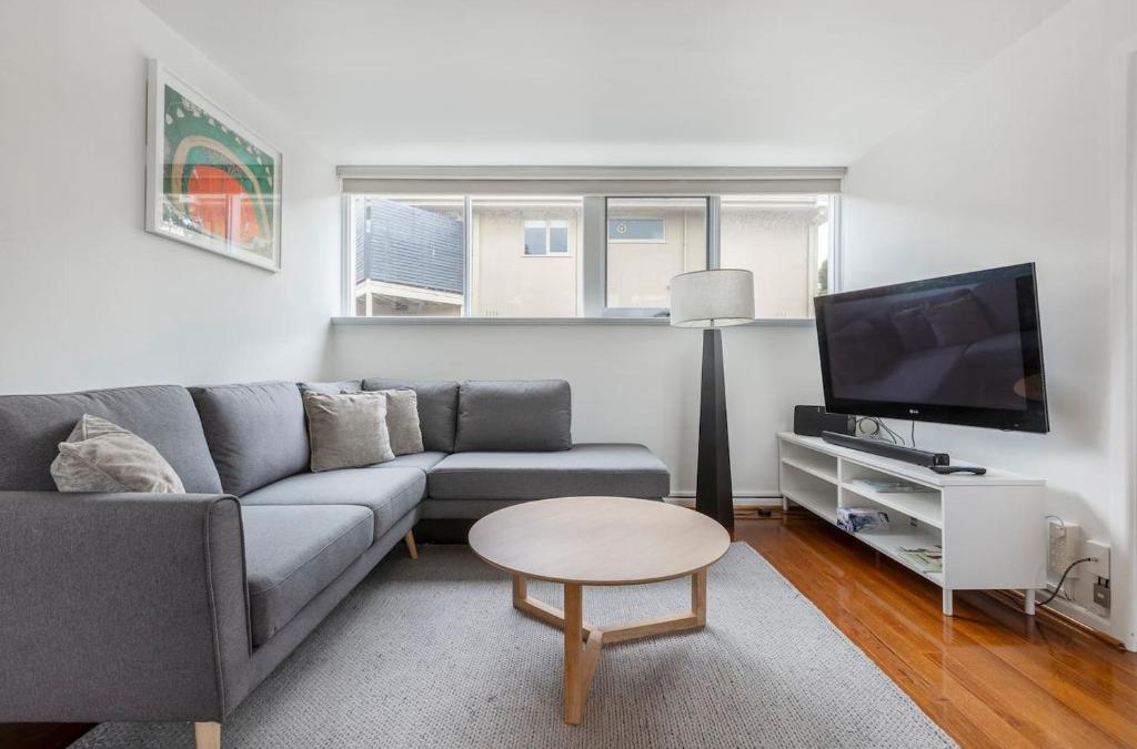 Hawthorn Apartment | Bright and Modern Space with a Balcony and Parking