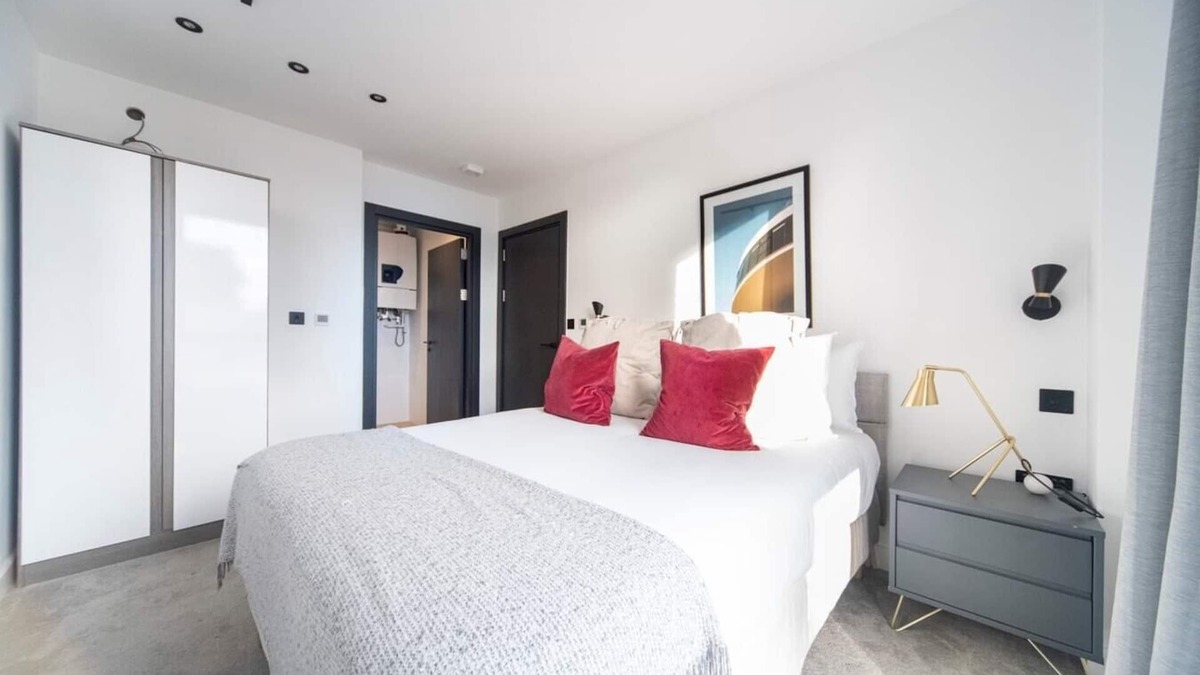 Kentish Town Apartment | Bright and Quiet | Spacious Apt with Balcony and Lift
