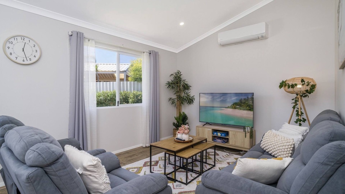 Thornlie House | Bright and Spacious 2-Bed Thornlie Family Home