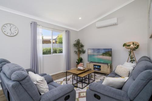 Thornlie House | Bright and Spacious 2-Bed Thornlie Family Home