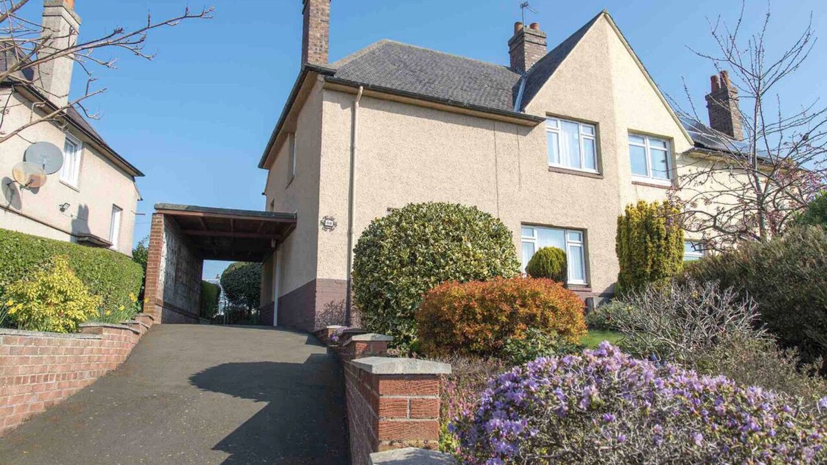 Rosyth House | Bright and spacious 3 bedroom house, near M90, 20 min from Edinburgh