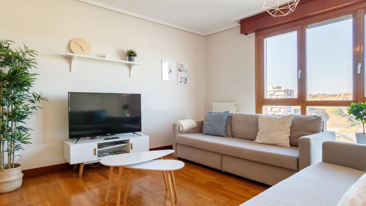 Barakaldo Apartment | Bright and spacious on the Barakaldo estuary