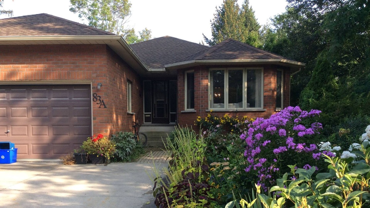 Dundas House | Bright and spacious home in historic town of Dundas.