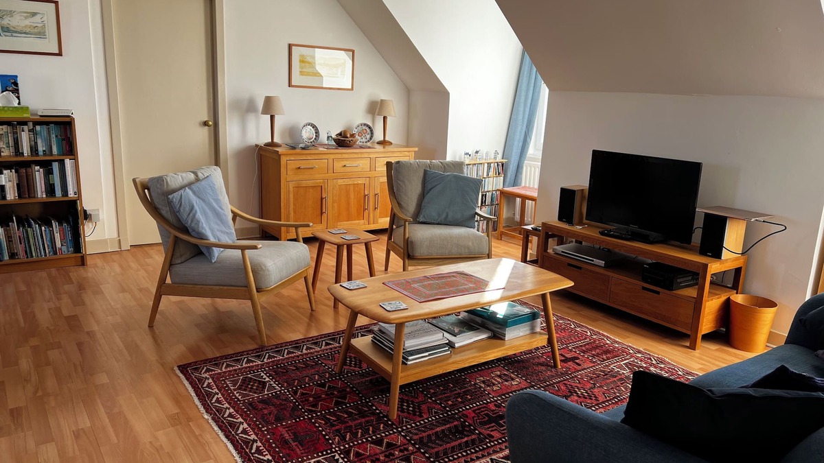 Newington Apartment | Bright and spacious south Edinburgh city flat with fabulous views
