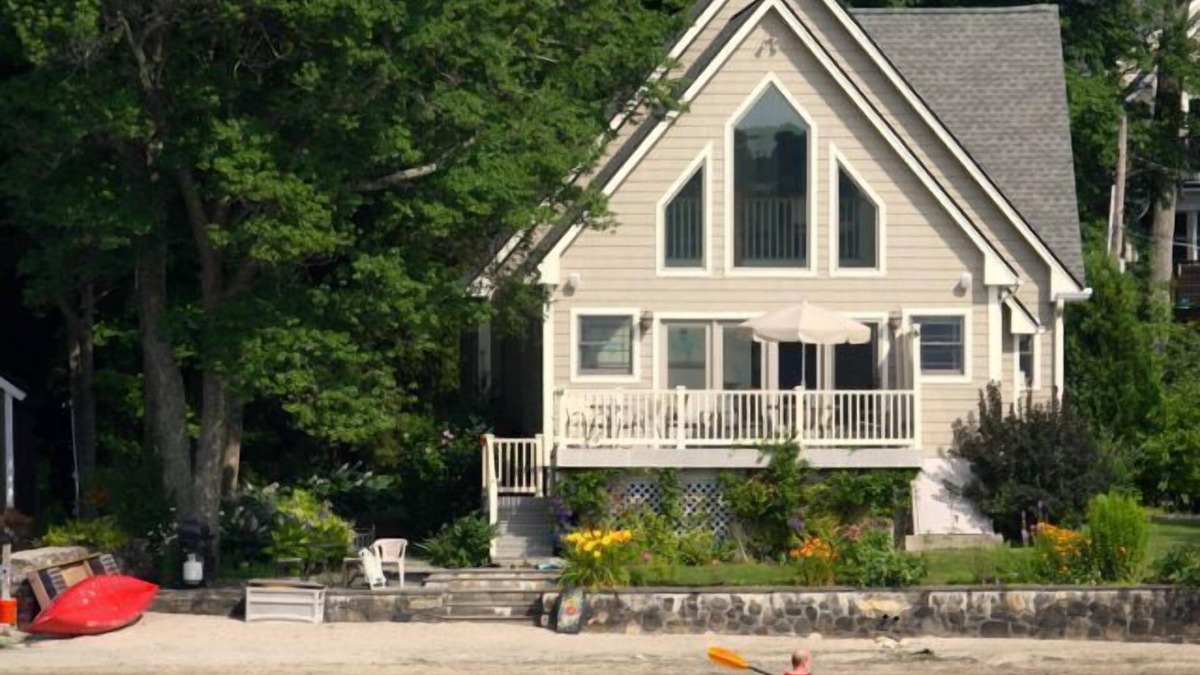 Lakeside House | Bright and Sunny Direct Waterfront with Private Sandy Beach -