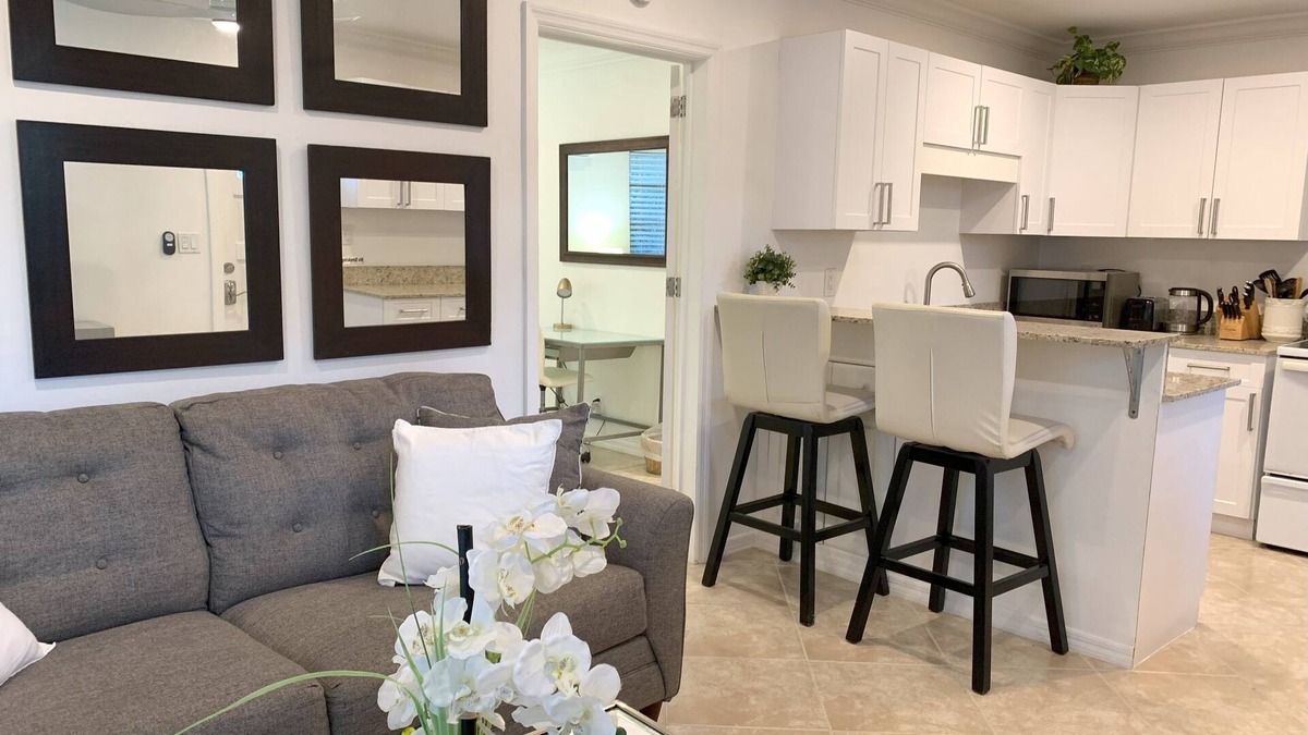 Tarpon River Cottage | Bright and Sunny South Cottage - Centrally Located and in Quiet Neighborhood