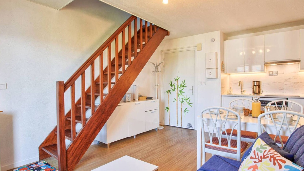 Le Home Apartment | Bright apartment with balconies and private parking