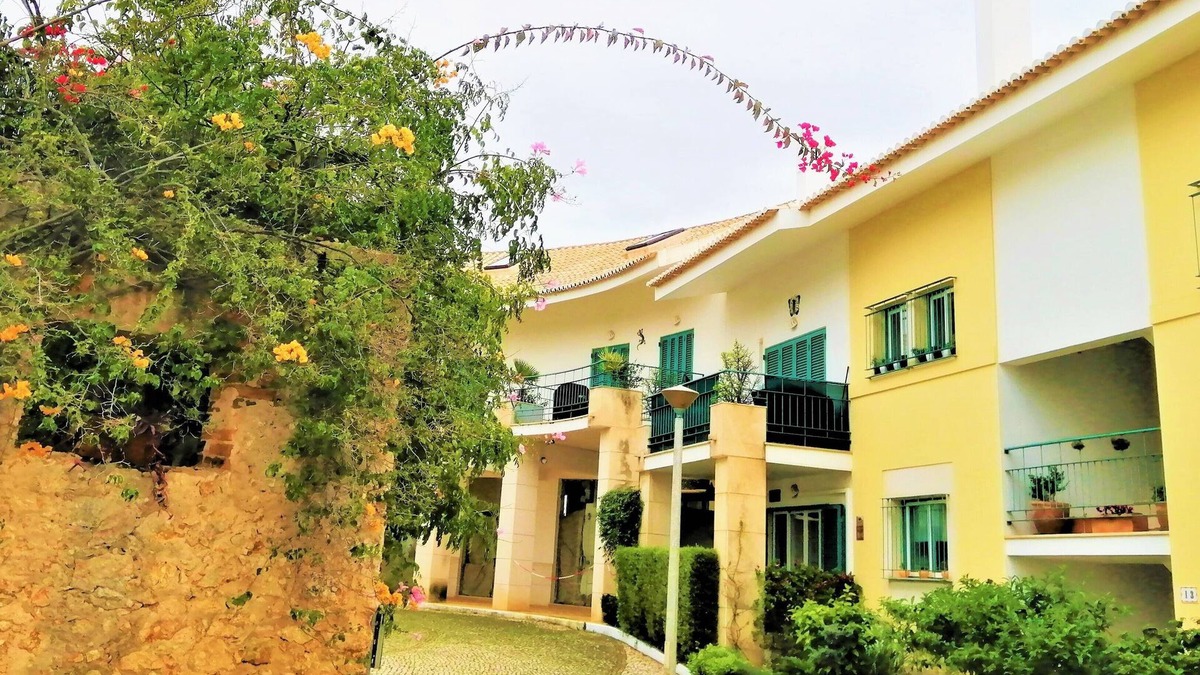 Ferragudo Apartment | Bright apartment at the top of the village near beaches, golf&city 2 Double Beds