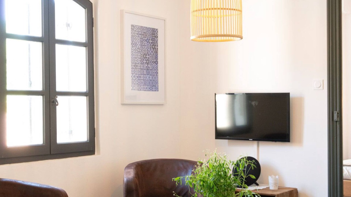 Arles City Centre Apartment | Bright apartment in historic building for a getaway