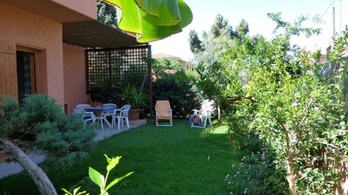 Maddalenedda House | Bright apartment in villa by the sea with private garden, parking space, Wi-Fi