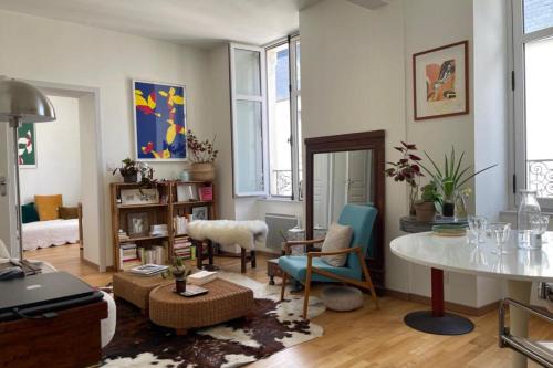 Decre-Cathedrale Apartment | Bright apartment - old renovated building