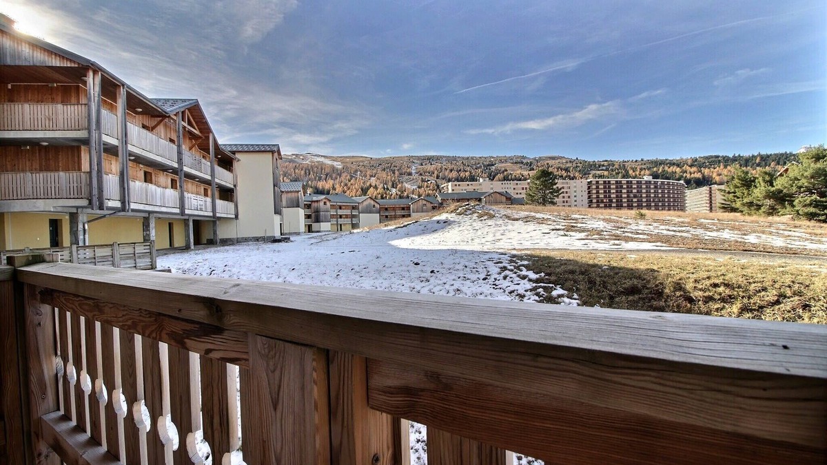 Saint-Etienne-en-Devoluy Apartment | Bright apartment with balcony close to ski slopes