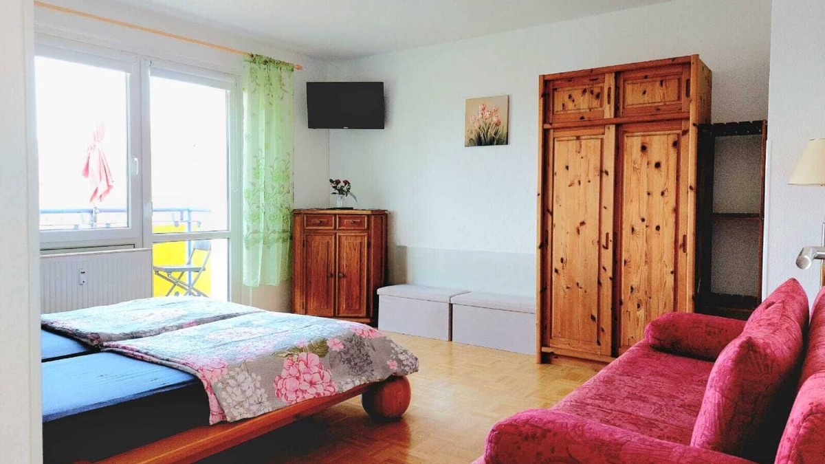 Gruna Apartment | Bright Apartment with Balcony at the Big Garden Near City Center