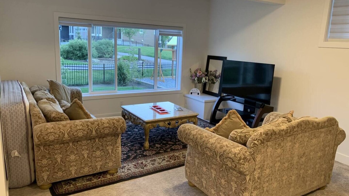 Cochrane Apartment | Bright Basement Suite Close to the Mountainsnn
