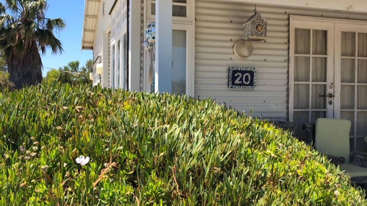 Leeman House | Bright beach cottage