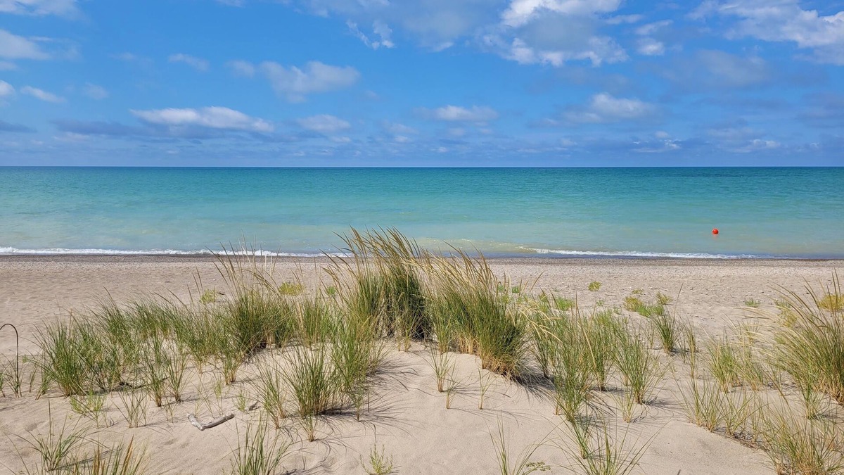 Ashfield-Colborne-Wawanosh House | Bright beach house, white sand & stunning sunsets!