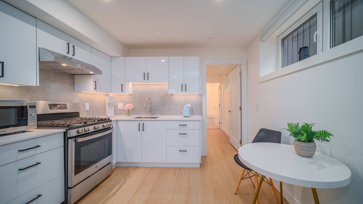 Grandview-Woodland House | Bright & Beautiful suite in vibrant Hastings Sunrise 15 min Downtown. 5 min PNE