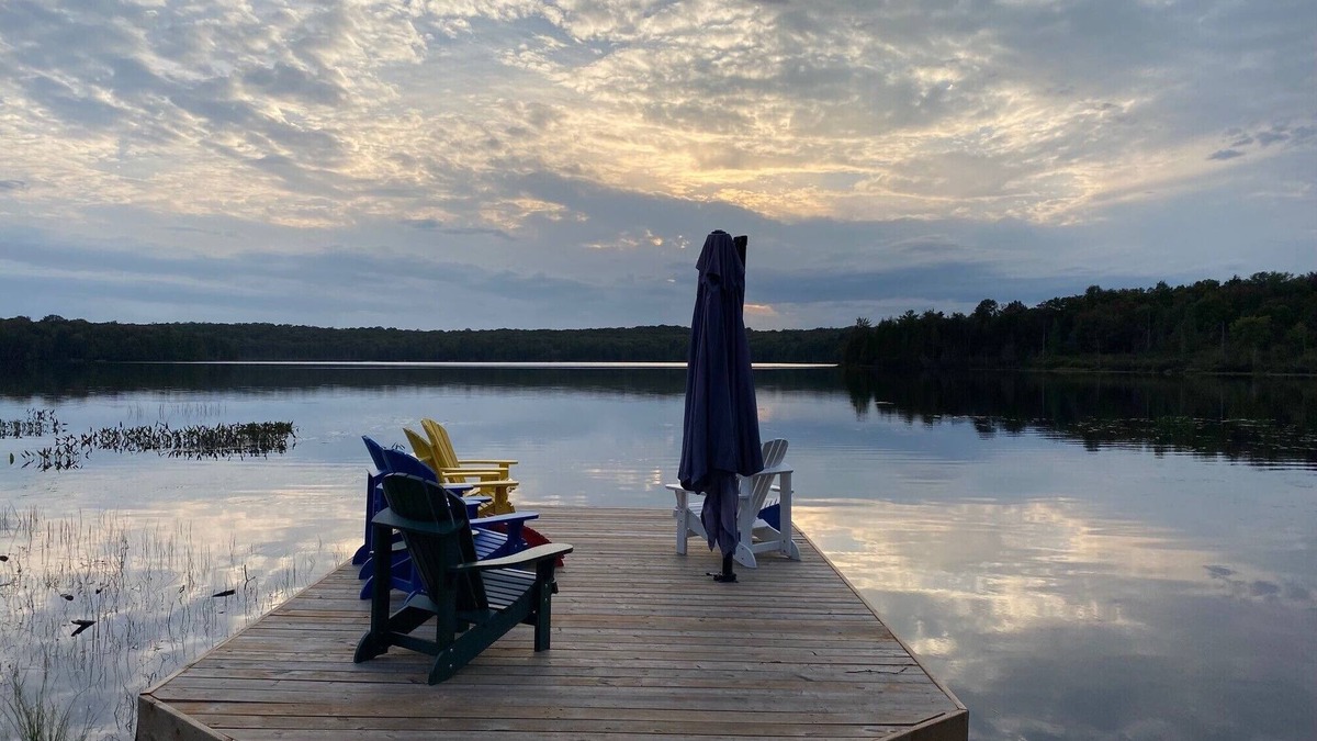Perry Cottage | Bright, beautifully renovated lake-front cottage just north of Huntsville.