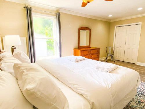 Huntsville House | Bright Bonita Bungalow-Yard-Deck-Medical District