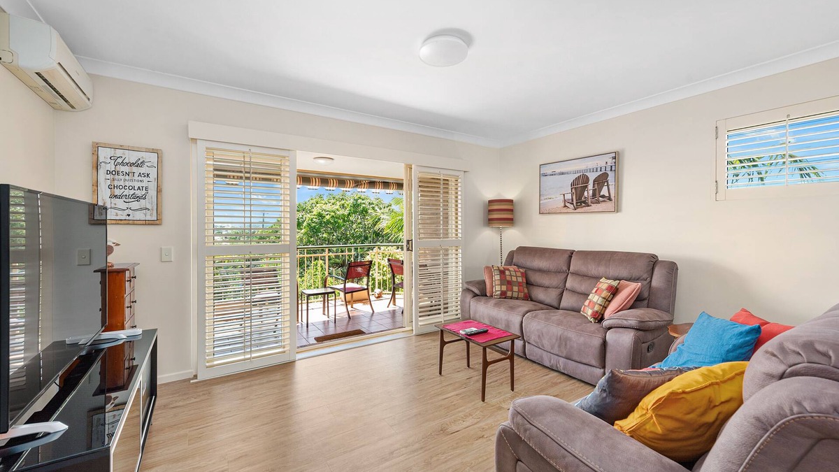Wooloowin House | Bright & Breezy ~ 2 Bed/2 Bath/1 Car/Views!