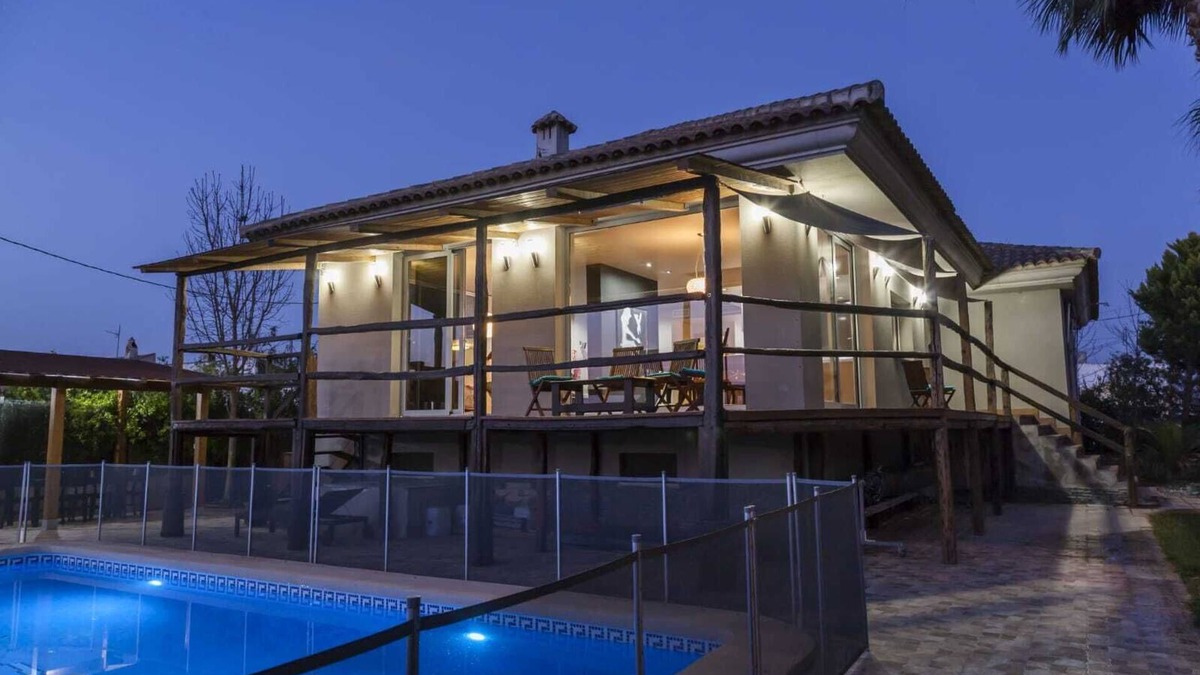 Llano de Brujas House | Bright chalet in the garden