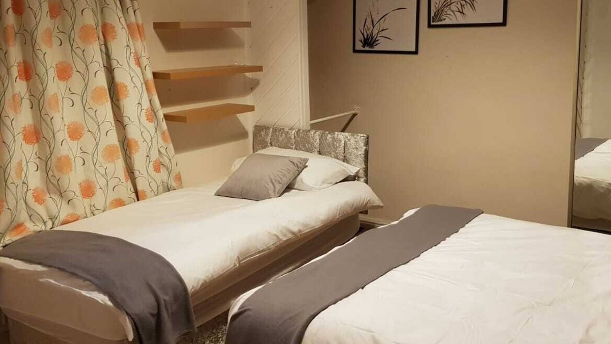 Radcliffe House | Bright, Cheerful, Comfortable 2-bedroom House Sleeps 6 - Free Parking