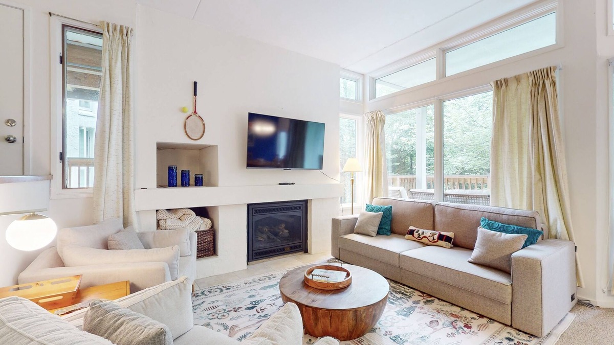 Warren Condo | Bright & cheery condo w/wifi, pools, hot tubs, tennis, gym, sauna, & game room