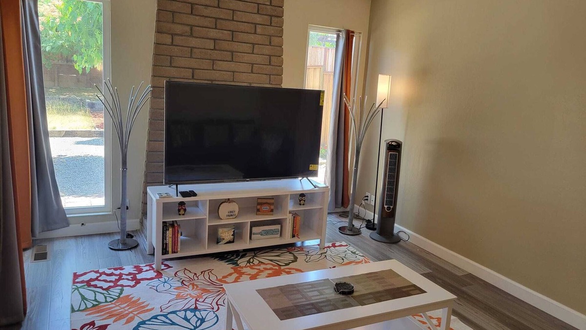Estates House | Bright & Cheery Cottage waiting for you!