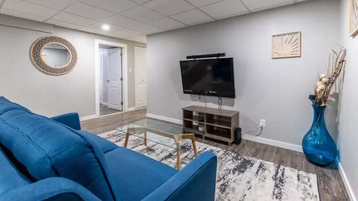 Prince George House | Bright & Clean 2BR 1BA Lower Suite w/ WiFi