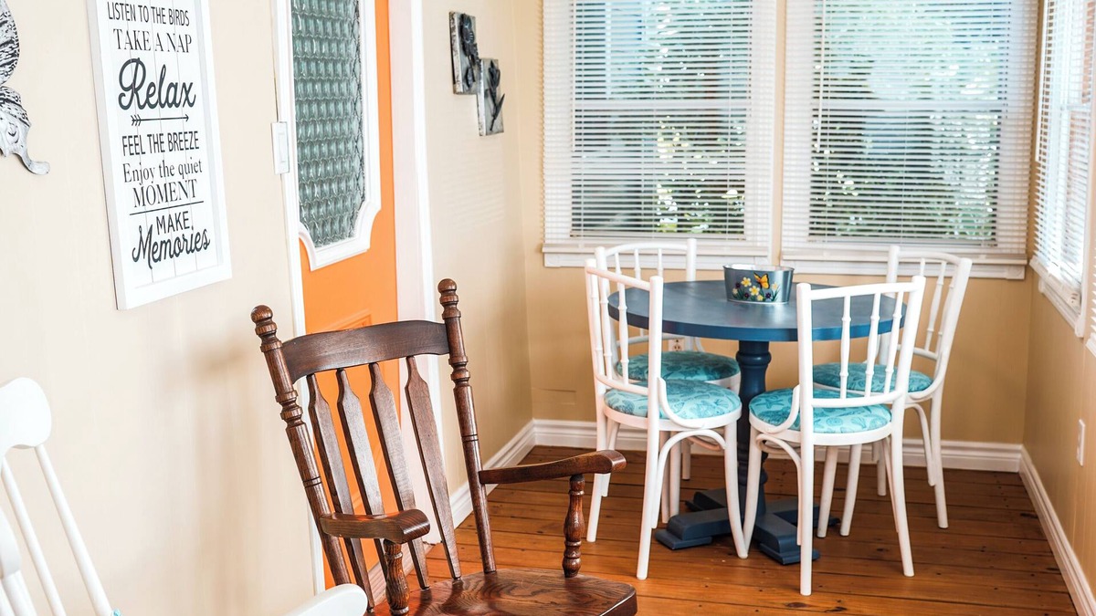 Port Dover House | Bright, clean, central to downtown Dover. Short walk to shops, pier and beach.