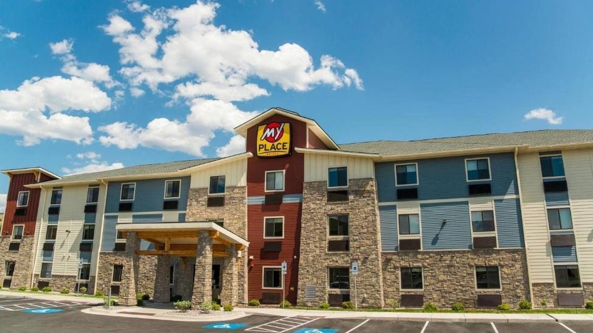 Midland Hotel | Bright, Clean Room w/Kitchen – Ideal for Work or Getaways!