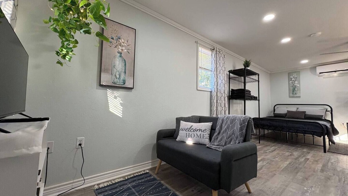 Turner Park Apartment | Bright & Comfortable Bungalow!