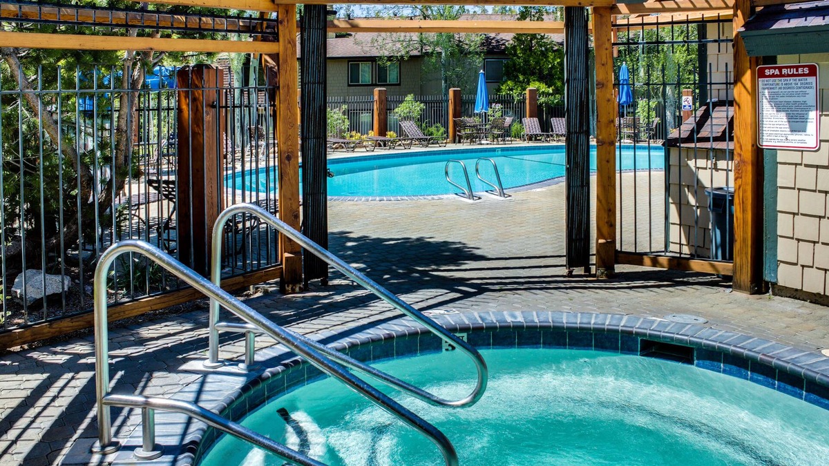 Lake Forest Condo | Bright condo with outdoor pool, hot tub, tennis, sauna & patio - walk to lake