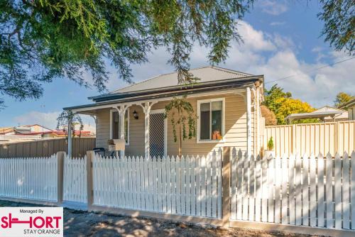Orange House | Bright, Cosy Cottage near CBD- Free wifi, Netflix and Disney Plus