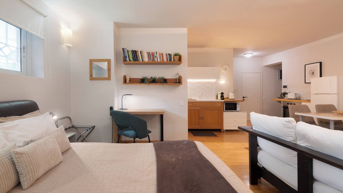 Glyfada Apartment | Bright, Cosy Studio near Glyfada Beach & Center