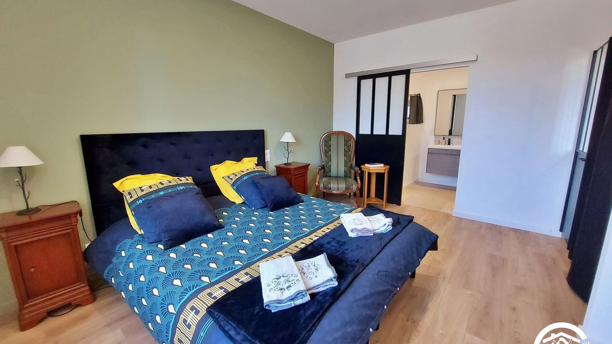Mee Cottage | Bright cottage for 6, ping-pong, hiking, near Craon